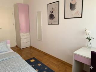 Close to center big terrace city tram garage parking place fast WIFI Super king size bed grocery 1min - 2