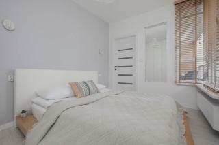 Family Apartment with 2 Bedrooms & Balcony in Warsaw by Noclegi Renters - 1