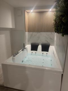Luxury Suite with Jacuzzi - 9