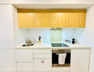 King Bed CBD Apartment | Pool, Sauna & Balcony - Adelaide - 4