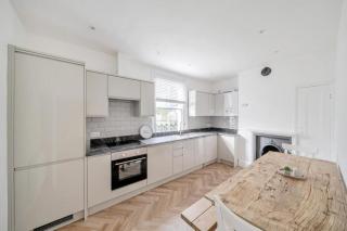 Central 2-Bed Apartment Stunning Views - 8