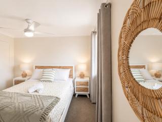 3BR Broadwater Paradise - Canal Views and Beaches - 2