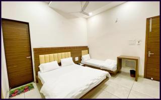 WITH BREAKFAST AND PARKING , NEAR MAHAKALESHWAR TEMPLE Hotel SRI G D M Inn Ujjain, Near Mahakaal Temple And Railway Station , Fully Air Conditioned All Rooms , Breakfast Included , Wifi , Lift And Parking , BEST FAMILY HOTEL IN UJJAIN CITY - 0