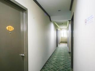 OYO 563 Jockey Lodge Hotel - 5