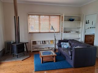 The Lookout - Private, comfy cottage by the river - 9