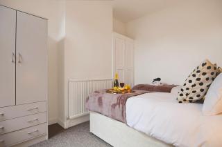 Stylish City Centre House with Pool Table, Free Parking, Fast Wifi and Smart TV by Yoko Property - 6