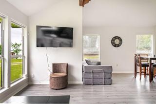 Lakefront 2BR house - Boathouse & Pier - 4