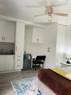 The Hideaway in Southernwood Guest House - 8