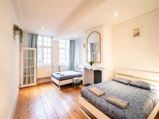 Deluxe Capital Street Stay for 12 - 1