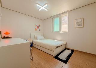 53Hongdae Station Area, Yeonnam, Hongdae Street, 15 Minutes from Itaewon, Single Accommodation, Fully Furnished - 6