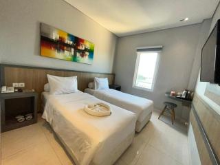 Front One Hotel Gresik - 2