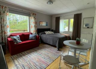 Cozy, conveniently located apartment in a 1950's wooden house - 4