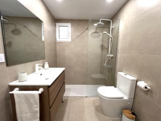 3 Bed Flat - Sleeps 5 - Wifi - 6