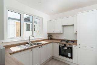 Modern 3 bedroom town house with sea views - 6