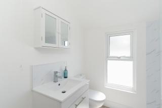 Modern 3 bedroom town house with sea views - 5
