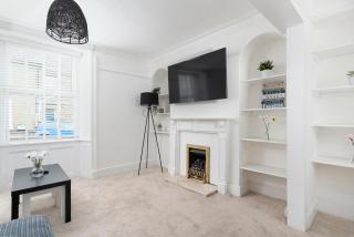 Modern 3 bedroom town house with sea views - 1