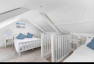 Modern 3 bedroom town house with sea views - 5