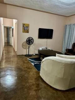 Spacious 3-Bedroom House Rental Near Victoria Falls - 7