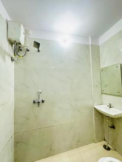 Hotel Radha Ratan Inn - 7