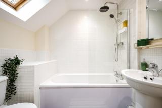 2 Bed Salford Apartment l FREE Private Parking l Contractors & Families l Sleeps 4 l FREE 1 HR EARLY CHECK-IN - 7