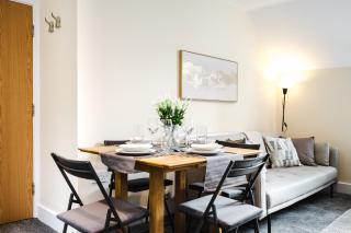 2 Bed Salford Apartment l FREE Private Parking l Contractors & Families l Sleeps 4 l FREE 1 HR EARLY CHECK-IN - 5