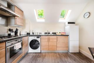2 Bed Salford Apartment l FREE Private Parking l Contractors & Families l Sleeps 4 l FREE 1 HR EARLY CHECK-IN - 6