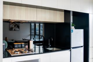 Modern high rise apt, with balcony, secure parking - 7