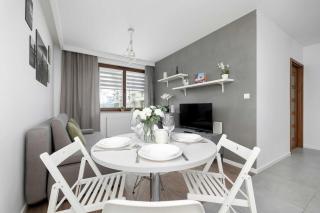 White and Grey Apartment in Cracow with Parking by Noclegi Renters - 1