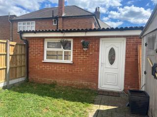 Compact single room B near Heathrow with 24 buses to all Terminals - 8