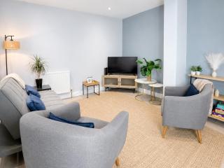 Modern, luxury 3-Bedroom Bungalow for Groups & Contractors - 9