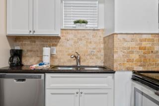 Sunny Hidden Retreat B – Ocean Town Gem - 3