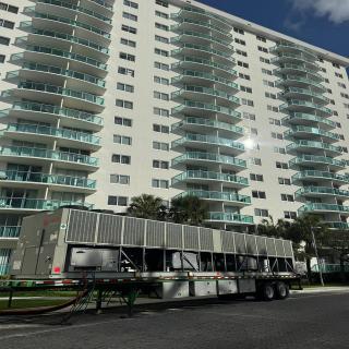 Vista al mar, piscina y cochera en Sunny Isles - 8