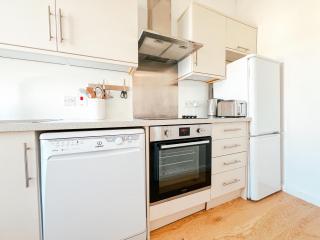 Sugden Road - Nr Clapham Junction & Clapham Common, 2 bed - 4