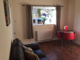 Family - Parking - Garden- WiFi - Sleeps 4 - 5