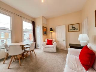 Sugden Road - Nr Clapham Junction & Clapham Common, 2 bed - 9