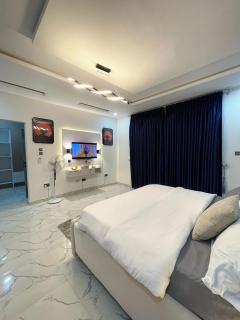 Luxury 3 Bedroom Apartment with Pool Gym PS5 and 24 Hours Light Lekki - 4