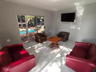 LEYDS ON 99 LUXURY Guesthouse - 9