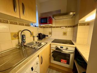 Warm and Welcoming Private Flat - Home Away From Home - 6