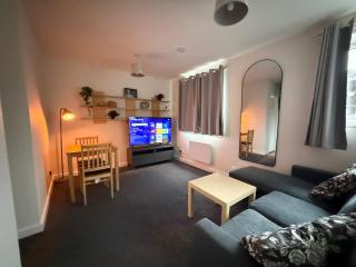 Warm and Welcoming Private Flat - Home Away From Home - 4