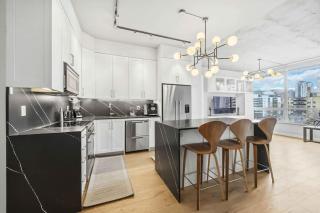 Spacious 2BR Toronto Stay with Dual Balconies - 7