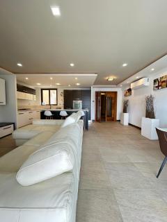 Seaside 3BR Apartment St Pauls Bay - 4