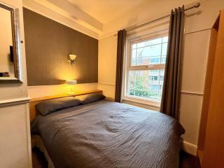 Close to Town Centre Studio Flat with Free Parking - 9