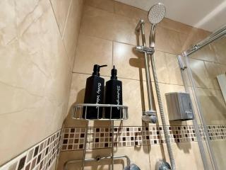 Close to Town Centre Studio Flat with Free Parking - 3