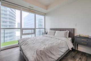 Skyline Condo with Balcony CN Tower Views & Wi-Fi - 9