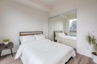 Skyline Condo with Balcony CN Tower Views & Wi-Fi - 8