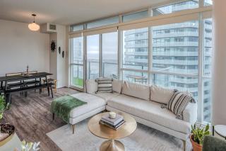 Skyline Condo with Balcony CN Tower Views & Wi-Fi - 1