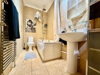 Spacious 1 Bed Flat - Free Parking - Quiet Area - 8