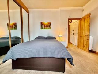 Spacious 1 Bed Flat - Free Parking - Quiet Area - 1