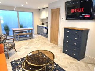 Cosy Cheltenham Retreat, Prime Location, Parking - 3
