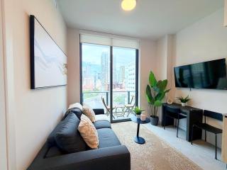 Modern Condo W Den in Downtown Miami - Pool & Gym - 9
